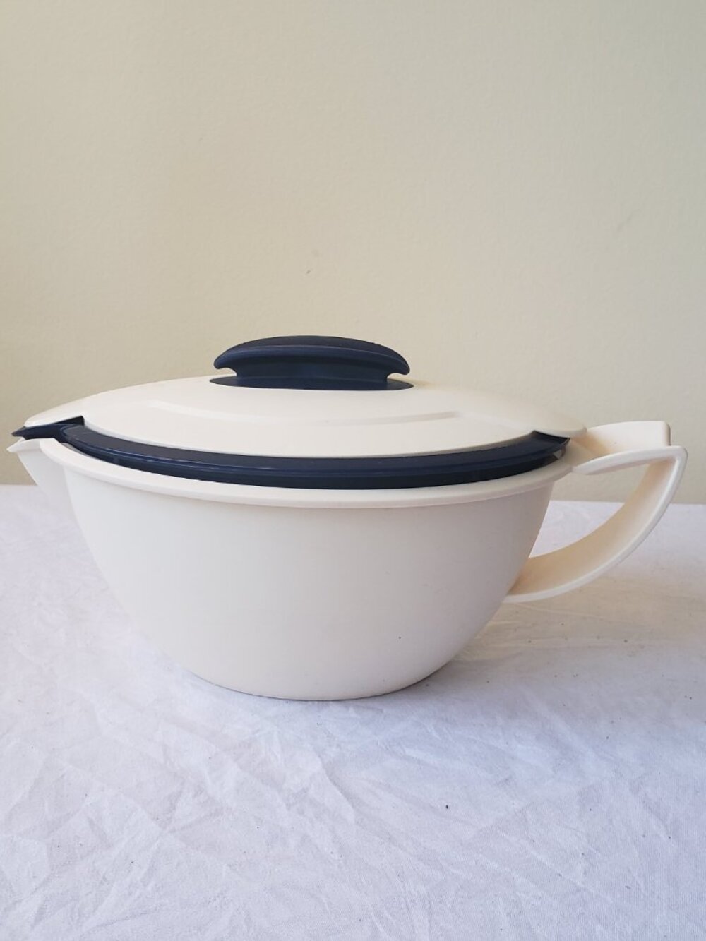 3 Piece Tupperware Insulated Heat & Serve Gravy Boat with Lid